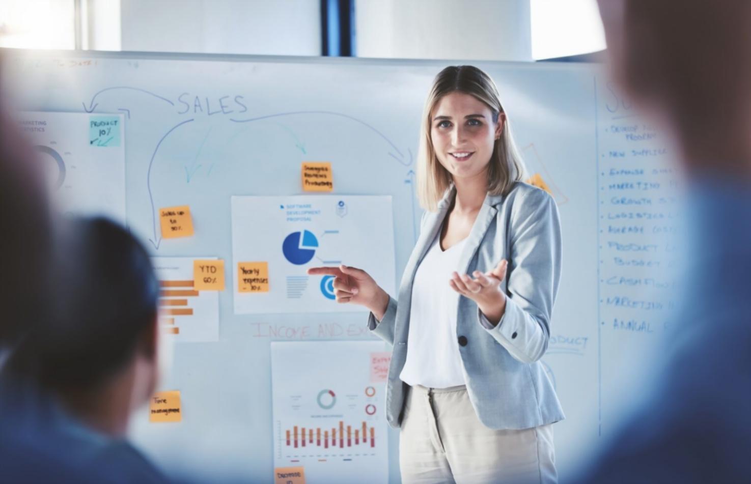 Equipo de duendecuentas revisando sistemas de contabilidad automatizada